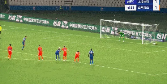 开云网站皇马赞助商-吴曦主罚点球，王大雷扑对方向皮球依旧进网，申花2-1